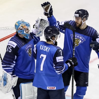 Finlands spelare gratulerar Jussi Olkinuora för att han höll nollan mot Storbritannien.