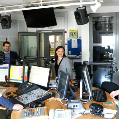 Helsingforspolitikerna Silja Borgarsdottir-Sandelin (SFP), Ted Apter (Saml) och Veronika Honkasalo (VF) i Yle Huvudstadsregionens studio tillsammans med programledare Ted Urho..