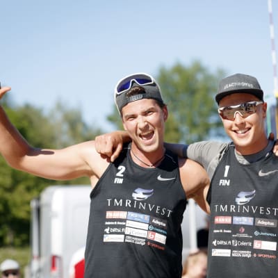 Santeri Siren (vas.) ja Jyrki Nurminen ovat olleet voittamattomia beach volleyn SM-kiertueella.