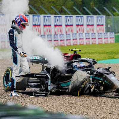 George Russell konfronterar Valtteri Bottas efter en krasch.