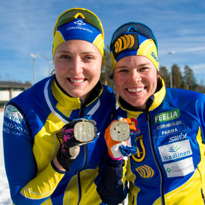 Hiihtäjät Maaret Pajunoja (vas.) ja Krista Pärmäkoski voittivat parisprintin vuoden 2019 SM-hiihdoissa.