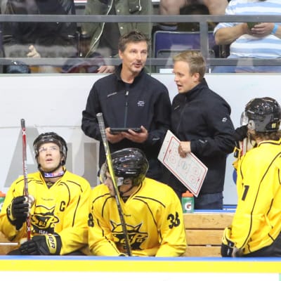 SaiPa-spelare sitter på avbytarbänken framför chefstränaren Tero Lehterä.