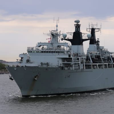 Brittiska kungliga flottans stödfartyg HMS Albion passerar Sveaborg, maj 2021.