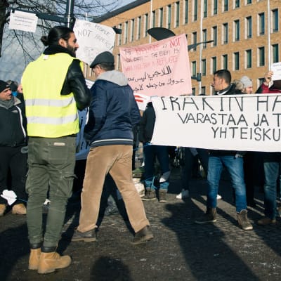 Irakiska flyktingar demonstrerar i Helsingfors i februari 2017.