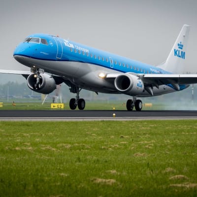 Flygplan landar på flygplatsen Schiphol i Amsterdam