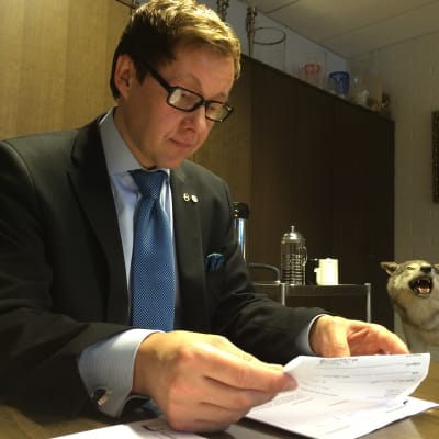 Rehtori Jari Andersson kiistellyn arkistokaapin edessä.