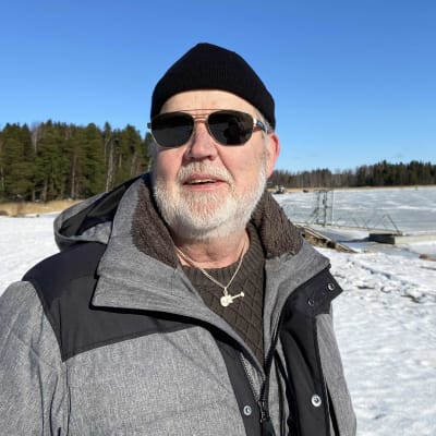 Uffe Johansson står vid Kräkelsundet på vintern iklädd solglasögon.
