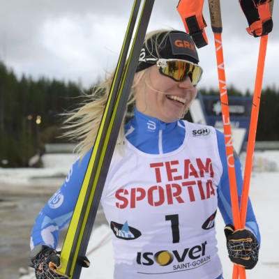 Jasmi Joensuu är glad efter målgång.