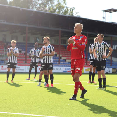 VPS spelare tackar publiken.
