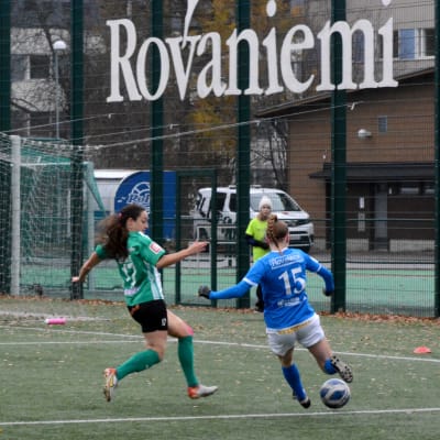 Nainen pelaa jalkapalloa.