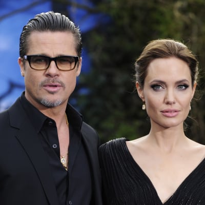 Rintakuvassa Brad Pitt  ja Angelina Jolie.