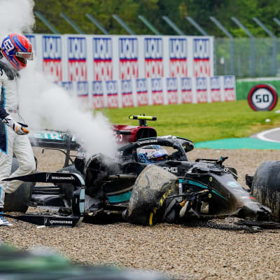 George Russell kävi antamassa palautetta Valtteri Bottakselle kolarin jälkeen. Bottaksen auto savuaa.