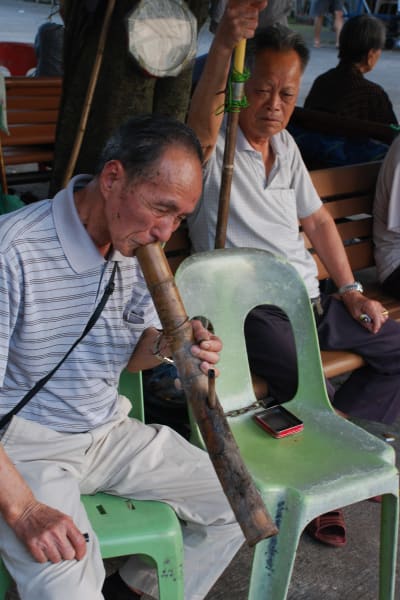 Traditionella pipor gjorda av bambu är fortfarande i bruk på landsbygden. De används huvudsakligen av ålderstigna män som har rökt ända sedan de blev fullvuxna.