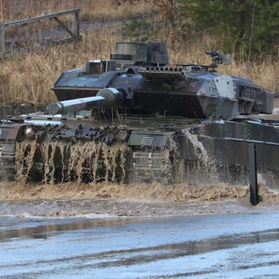 En tysk stridsvagn av modell Leopard 2 kör genom vatten under en övning i norra tyskland i februari 2022. 