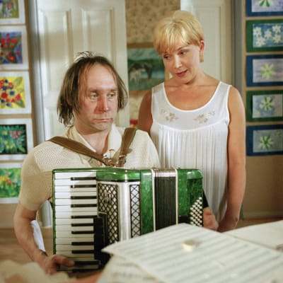Yleisradion televisio-ohjelma "Maalaiskomedia: Mooseksen perintö". Näyttelijät Tom Lindholm (roolinimi Piiparinen) ja Katariina Kuisma (roolinimi Hellä Lehmus). 