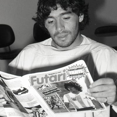 Diego Maradona lukee Futari-lehteä.