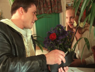 Aku (Nicke Lignell) köper blommor av Kati Outinen i Vägsjälar, 1998