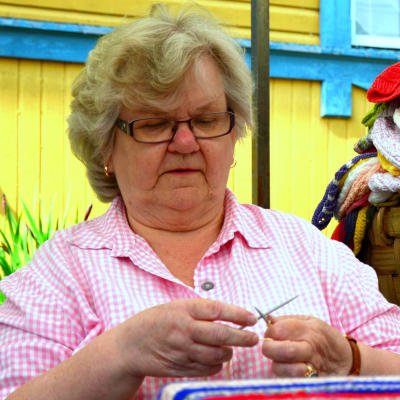 Karin Rusk stickar mössor