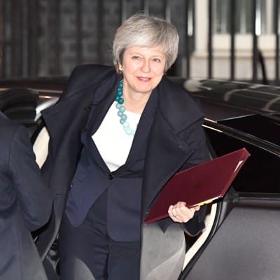 Theresa May återvänder till 10 Downing Street. 