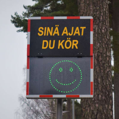 Hastighetstavla utanför stadshuset i Ekenäs.