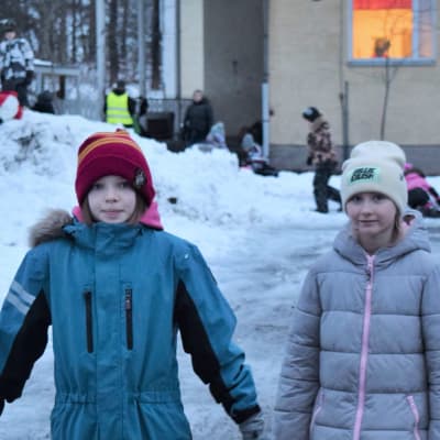 Skoleleverna Agnes Björklöf och Amanda Nyman ute på skolgården.