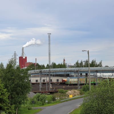 Stora-Enson paperitehdas Oulun ratapihan takana 13.6.2019.