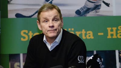 Håkan Loob på en presskonferens.