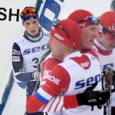 Rysslands medaljörer Andrej Sobokarev, Ivan Kirillov och Ivan Jakimusjkin firar när Juuso Haarala korsar mållinjen.