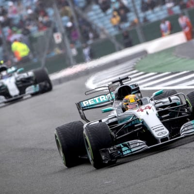 Lewis Hamilton och Valtteri Bottas i farten.