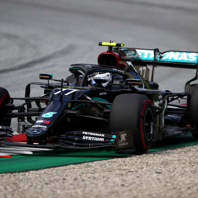 Valtteri Bottas ajaa Itävallan radalla.