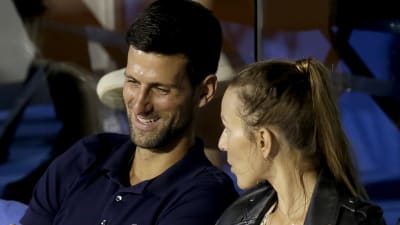 Novak Djokovic följer en tennismatch i Belgrad i juni tillsammans med frun Jelena.