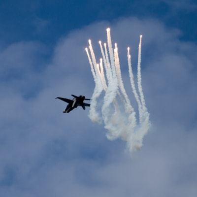 En F-18 Hornet från finska flygvapnet demonstrerar facklor (flares)