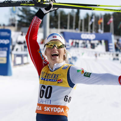 Therese Johaug firar seger.