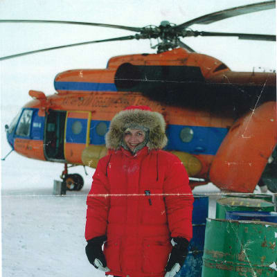 Eve Hietamies Siperiassa helikopterin edessä