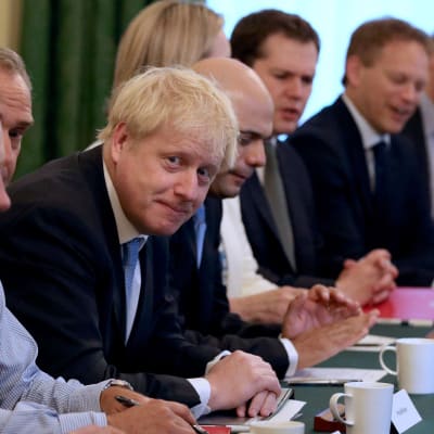 Premiärminister Boris Johnson presiderar över sitt första regeringsmöte.