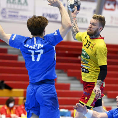  Cocksin Teemu Tamminen heittää Dickenin Ian Martin (vas.) ja Benny Broman puolustavat käsipallon miesten SM-liigan kolmannessa loppuottelussa