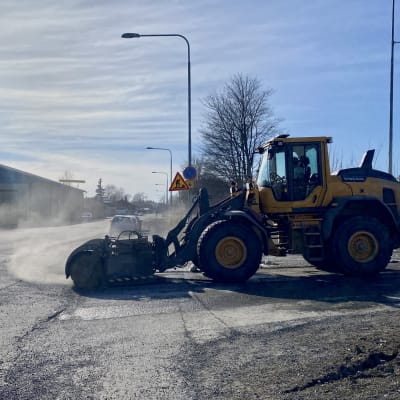 Nekalassa Vihiojantiellä katua puhdistettiin isolla koneella.