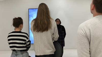 Museilektor Melanie Orenius berättar om den tysta guidningen