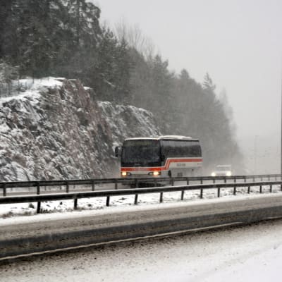 Buss kör i snöoväder längs Borgå motorväg