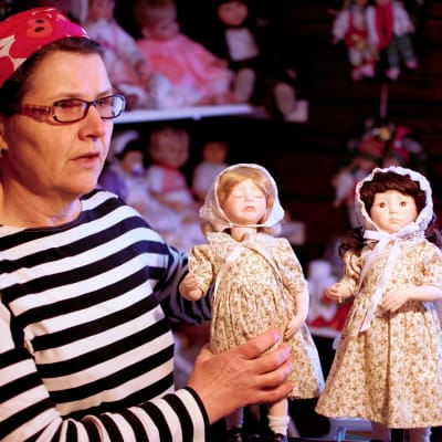 Pirjo Nygård med två nytillverkade dockor
