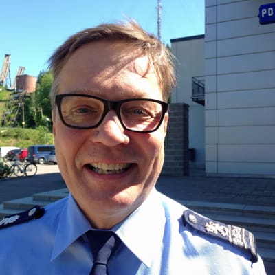 Jari Strengell poliisilaitoksen pihalla