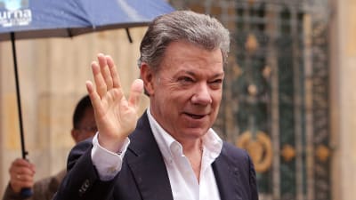Colombias president Juan Manuel Santos vinkar.