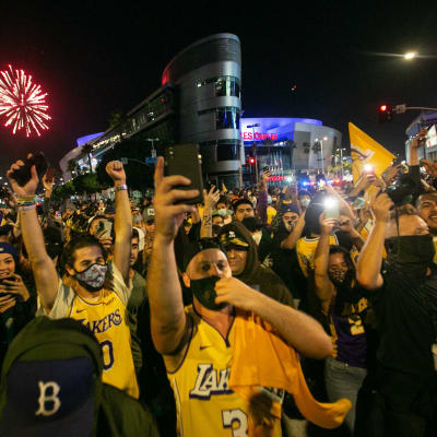 Lakers-fanit juhlivat mestaruutta. 