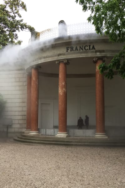 Mist sipprar fram från den franska paviljongbyggnaden i venedig 2019.