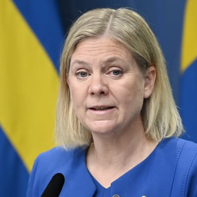 Magdalena Andersson meddelar att Sverige ansöker om Natomedlemskap under presskonferens. I bakgrunden svenska flaggor.