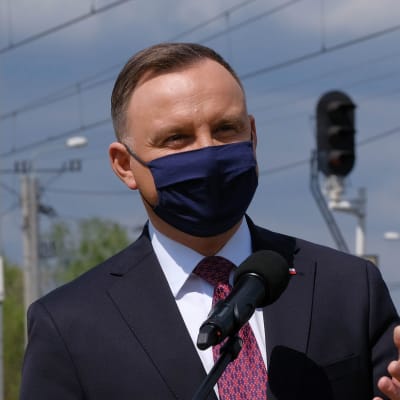 Polens sittande president Andrzej Duda höll en presskonferens i staden Jozefin, i mellersta Polen den 7 maj.