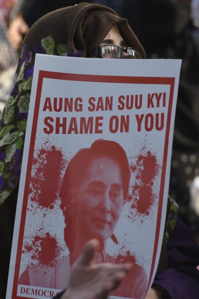 Burmas ledare, Nobels fredspristagare Aung San Suu Kyi får hård kritik världen över 