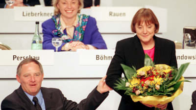 Angela Merkel väljs till partisekreterare 1998