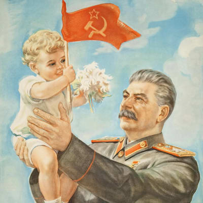 Juliste, jossa Stalin kannattelee käsivarsillaan Neuvostoliiton lippua heiluttavaa pikkulasta 