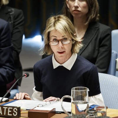 I förgrunden diplomaten Kelly Craft, två andra personer i bakgrunden.